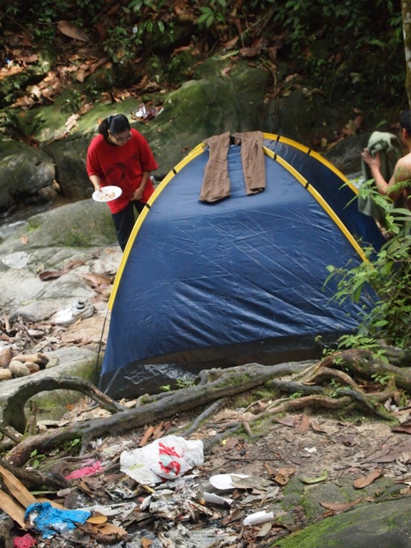 [Campers camp and eat next to rubbish[3].jpg]