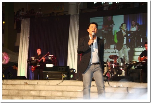 Ogie Alcasid during his concert at the Ayala Center Cebu&rsquo;s The Terraces