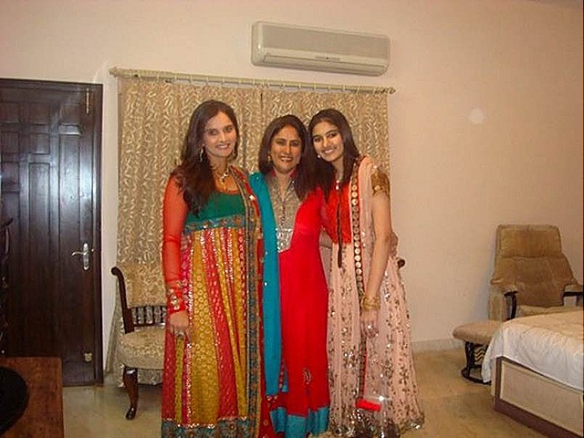 [sania-mirza-and-relative-in-bedroom-photos[4].jpg]