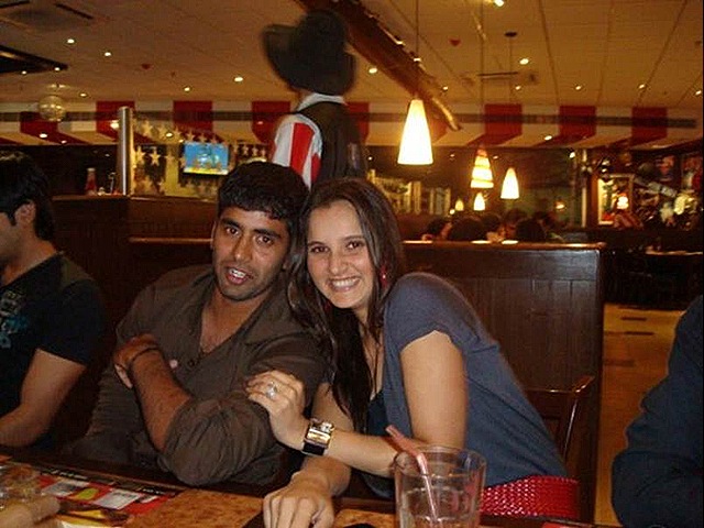 [sania-dinner-with-her-friends[5].jpg]
