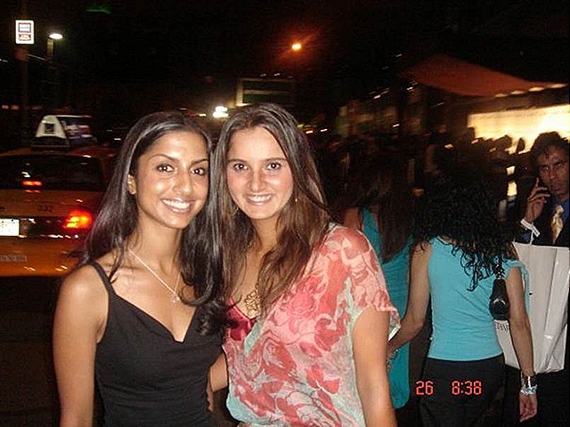 [sania-miraza-hot-withher-friends[4].jpg]