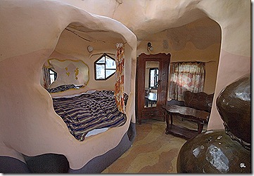 bed-room-iside-the-crazy-house