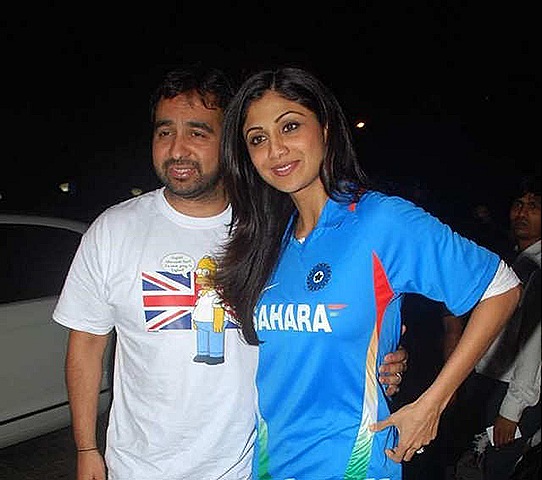 [bolly-wood-actress-shippa-shetty-and-her-husbund-appearing-icc-wc-cup-final-match-2011[4].jpg]