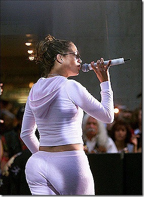 med_jennifer_lopez_perfoming-in-stage-show
