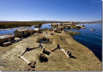 floating-island-in-Lade-Titicaca