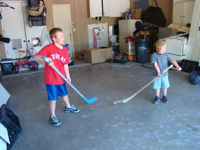 [05-20-10 garage hockey 07[2].jpg]