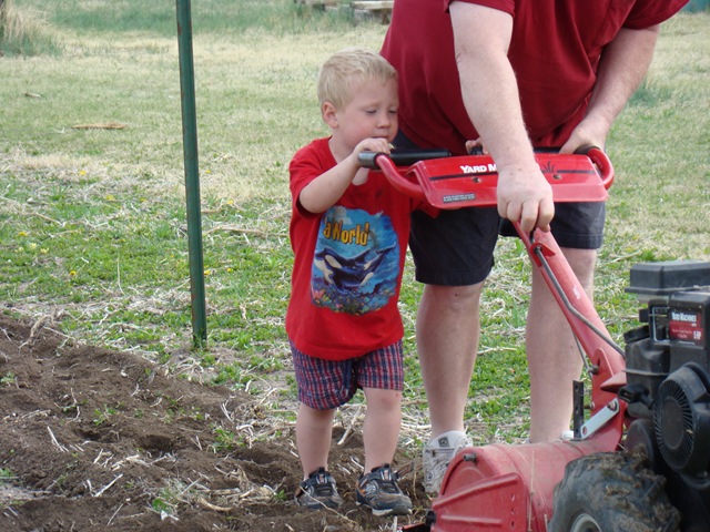 [04-23-09 Garden work 07[2].jpg]