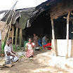Madudu - Fr. Joseph vor einer normalen Hütte.jpg - Madudu - Fr. Joseph vor der Hütte der beiden Kinder