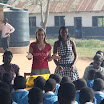 IMG_0933.JPG - St.mary\'s Schule in Zigoti, Gabi und Imaculate bei einer Schulversammlung