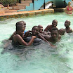 im pool.JPG - Zum ersten mal im Leben in einem Pool. Die Freude der Kinder war grenzenlos!