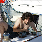 Arbeiten ist hart. Ölen der Holzteile auf Deck