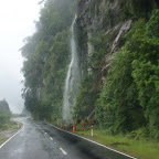 Durchquerung der südlichen Alpen, die Wasserfälle sprudeln fast über die Strasse.