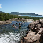 Baden in luftiger Höhe, im Hintergrund ist die Sunrise vor Anker in der Bucht