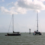 Kollisionsboot driftet an Katamaran vorbei