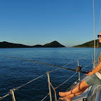 Maren fischt bei Sonnenuntergang am Ankerplatz