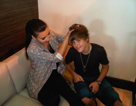 Kim Kardashian run hands through Justin Bieber's hair picture Kim Kardashian run hands through Justin Bieber's hair picture