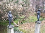 08 Figurli w ogrodzie.JPG
