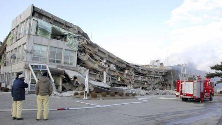 [factory building has collapsed japan earthquake 2011[4].jpg]