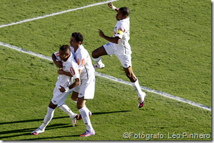 Neymar, Ganso e Robinho comemoram o primeiro gol do Santos na final do Paulista contra o Santo André