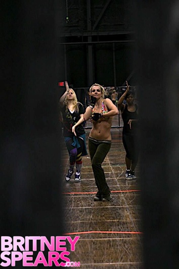 britney-spears-bikini-dance-02