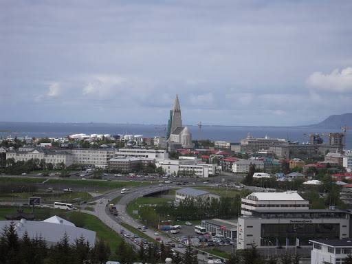 Zoomed-in view of the southern parts of Reykjavík and the Hallgrimskirkja.