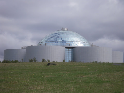 Arrival at the Perlan itself from the nature trail. Turns out this is the rear; the entrance is on the other side.
