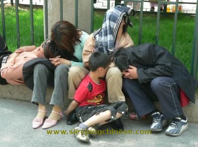 老外看中国 之 路边的沉睡
