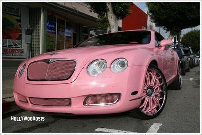  Paris Hilton estrena su nuevo coche rosa   sera el auto de Barbie?