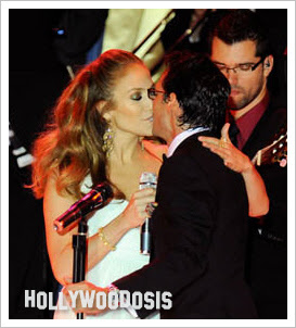 Jennifer Lopez y Marc se besan en el escenario durante duo jennifer y marc beso.jpg