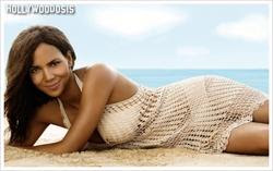 Fotos y mucho retoque: Halle Berry promociona su nuevo perfume Fotos y mucho retoque: Halle Berry promociona su nuevo perfume
