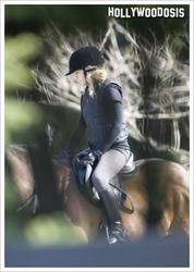 Madonna se cae otra vez de un caballo, culpa a los paparazzi y es hospitalizada Madonna se cae otra vez de un caballo, culpa a los paparazzi y es hospitalizada