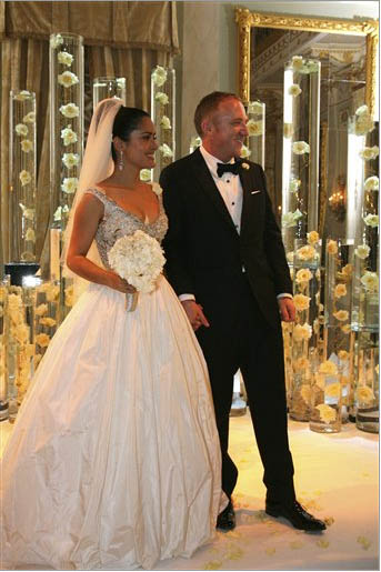 Detalles sobre el casamiento de Salma Hayek y su vestido de novia verstido de novia de salma.jpg