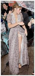 Emma Watson mostro sus panties en la premiere de Harry Potter y Daniel Radcliffe se empapo en la lluvia Emma Watson mostro sus panties en la premiere de Harry Potter y Daniel Radcliffe se empapo en la lluvia