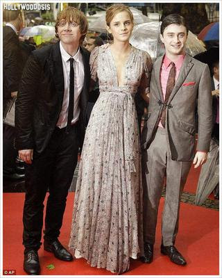 Emma Watson mostro sus panties en la premiere de Harry Potter y Daniel Radcliffe se empapo en la lluvia Emma Watson mostro sus panties en la premiere de Harry Potter y Daniel Radcliffe se empapo en la lluvia