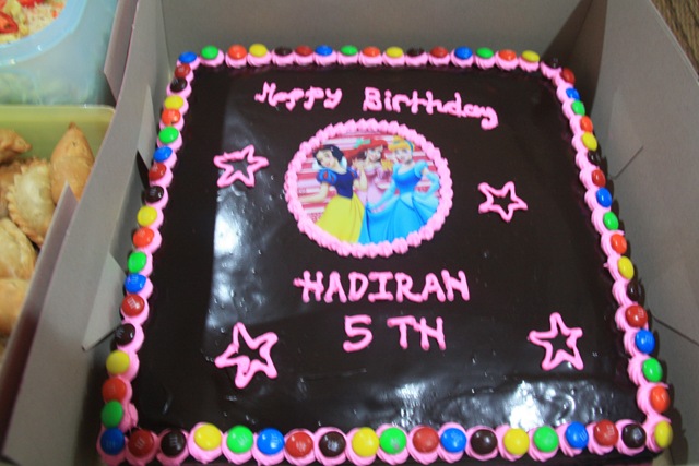[Happy Birthday Hadirah 29.10.2010 007[2].jpg]
