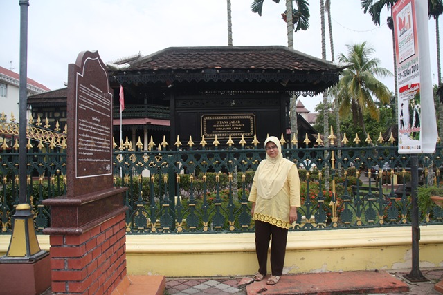 [Ke Pasar Siti Khadijah 25.11.2010 004[2].jpg]