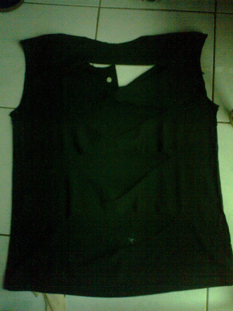 The back portion of the shirt with the diamond holes showing.