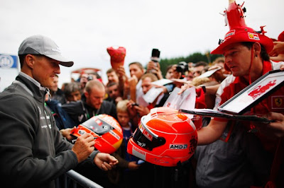 Михаэль Шумахер раздает автографы на Гран-при Бельгии 2010