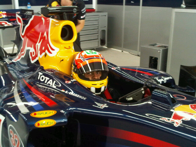 Карун Чандхок в болиде Red Bull инспектирует новую трассу