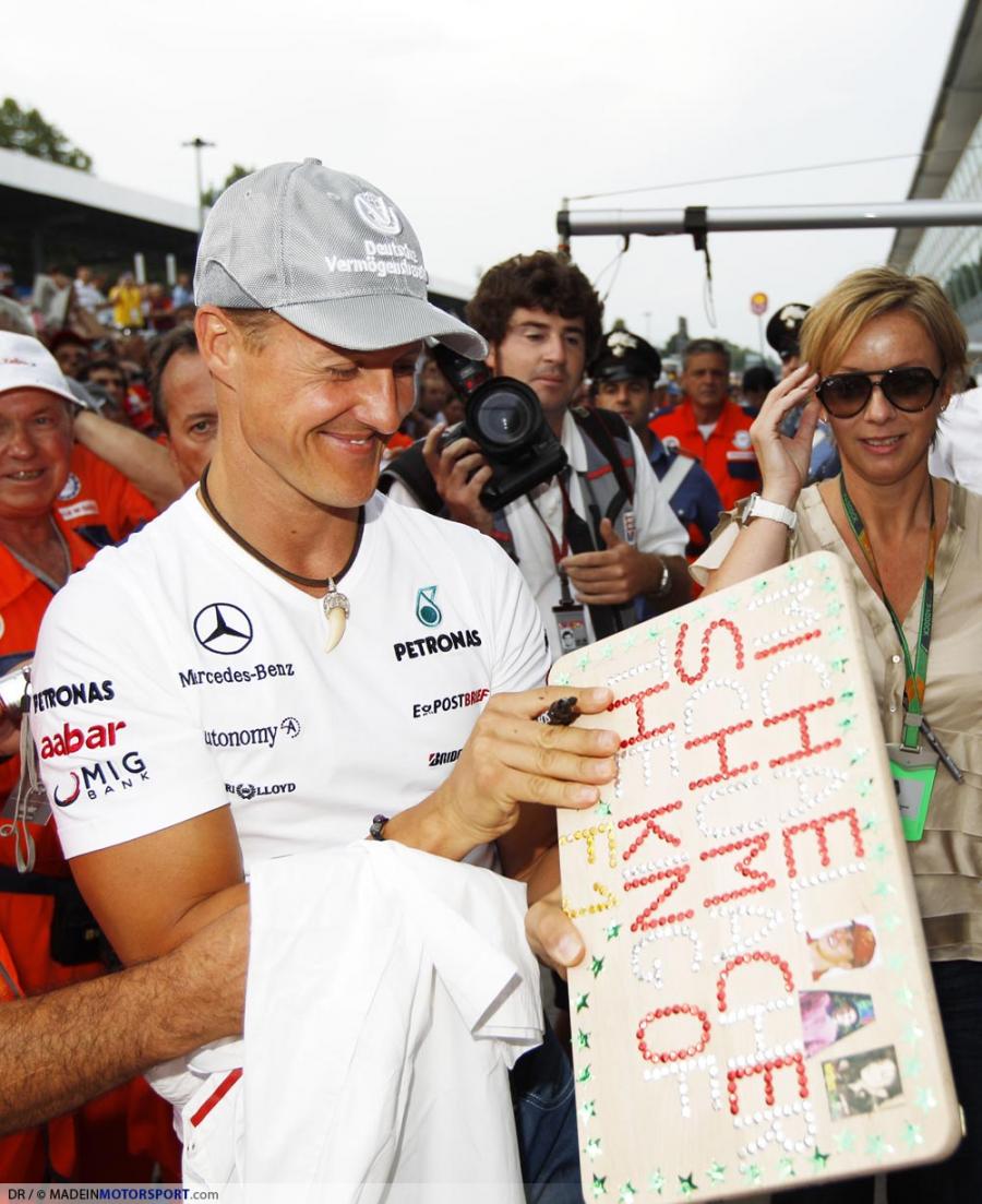 Михаэль Шумахер раздает автографы на Гран-при Италии 2010