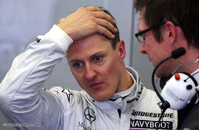 Михаэль Шумахер слушает инженера команды Mercedes GP