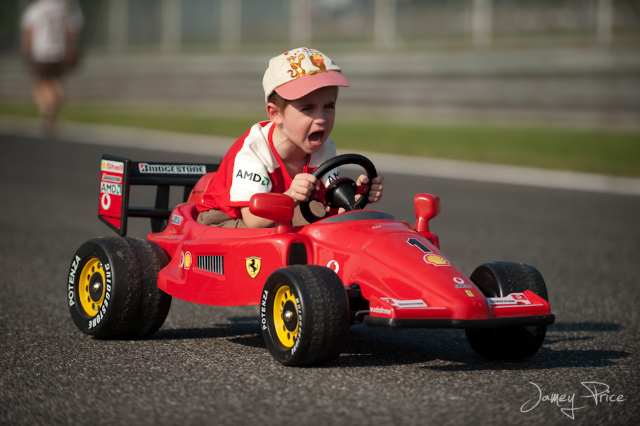 мальчик на машинке Ferrari