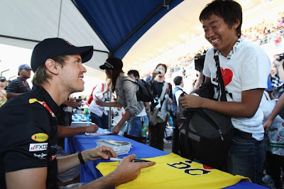 болельщик Дэвида Култхарда просит Себастьяна Феттеля подписать футболку на Гран-при Японии 2010