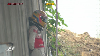 Льюис Хэмилтон после вылета во время первой пятничной сессии на Гран-при Японии 2010
