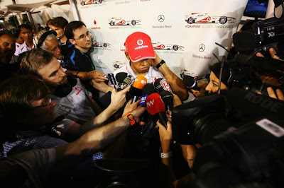 Льюис Хэмилтон дает интервью после аварии на Гран-при Сингапура 2010