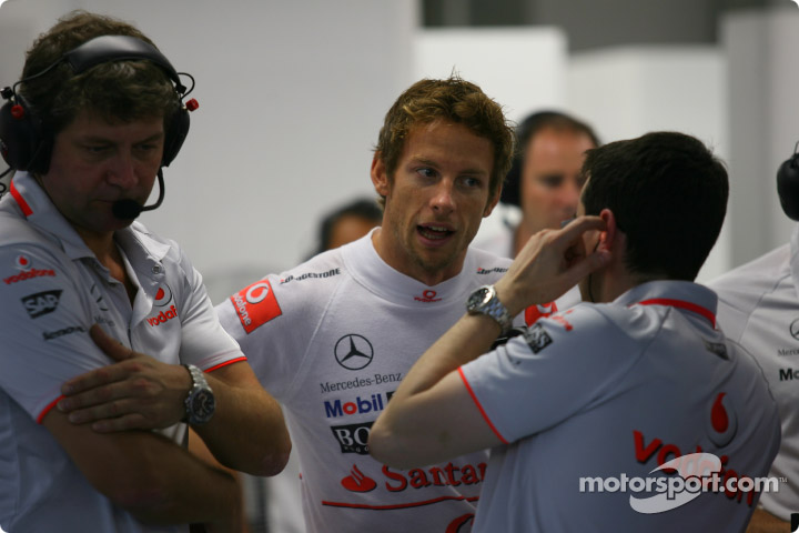 Дженсон Баттон разговаривает с инженером McLaren на Гран-при Сингапура 2010