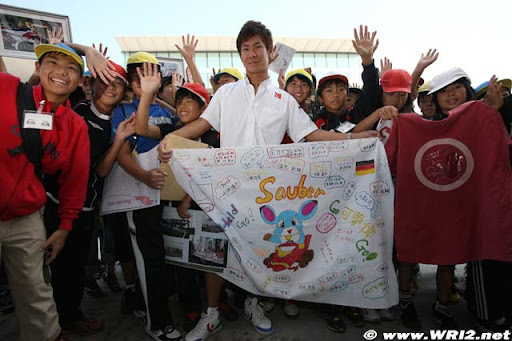kobayashi_sauber_fans_jap10.jpg