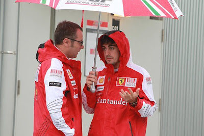 Фернандо Алонсо и Стефано Доменикали под дождем на Гран-при Японии 2010