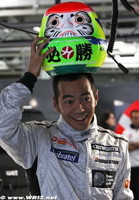 необычный подоарок Сакону Ямамото на Гран-при Японии 2010