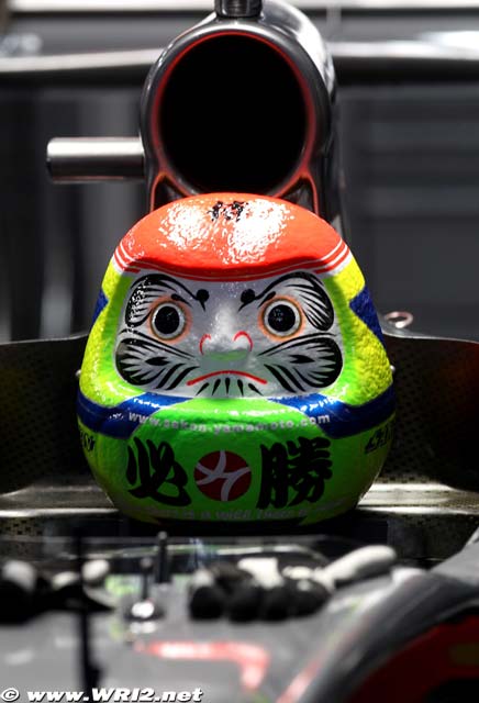 необычный подоарок Сакону Ямамото на Гран-при Японии 2010